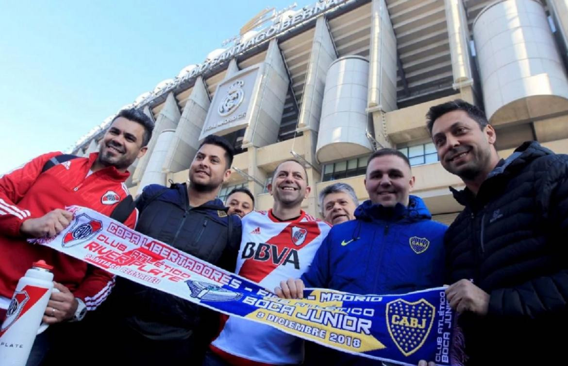 Hinchas de Boca y River en el Santiago Bernabéu