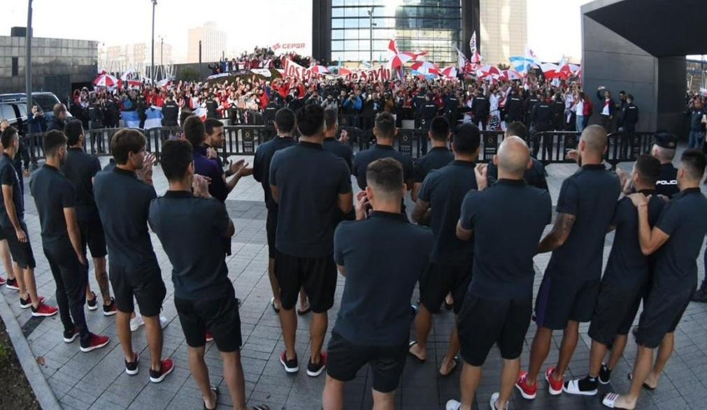 Jugadores de River agradecen apoyo de hinchas en hotel de Madrid