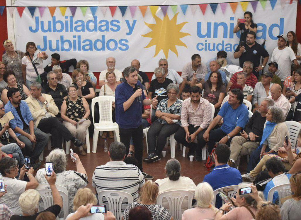 Máximo Kirchner junto a jubilados (NA)