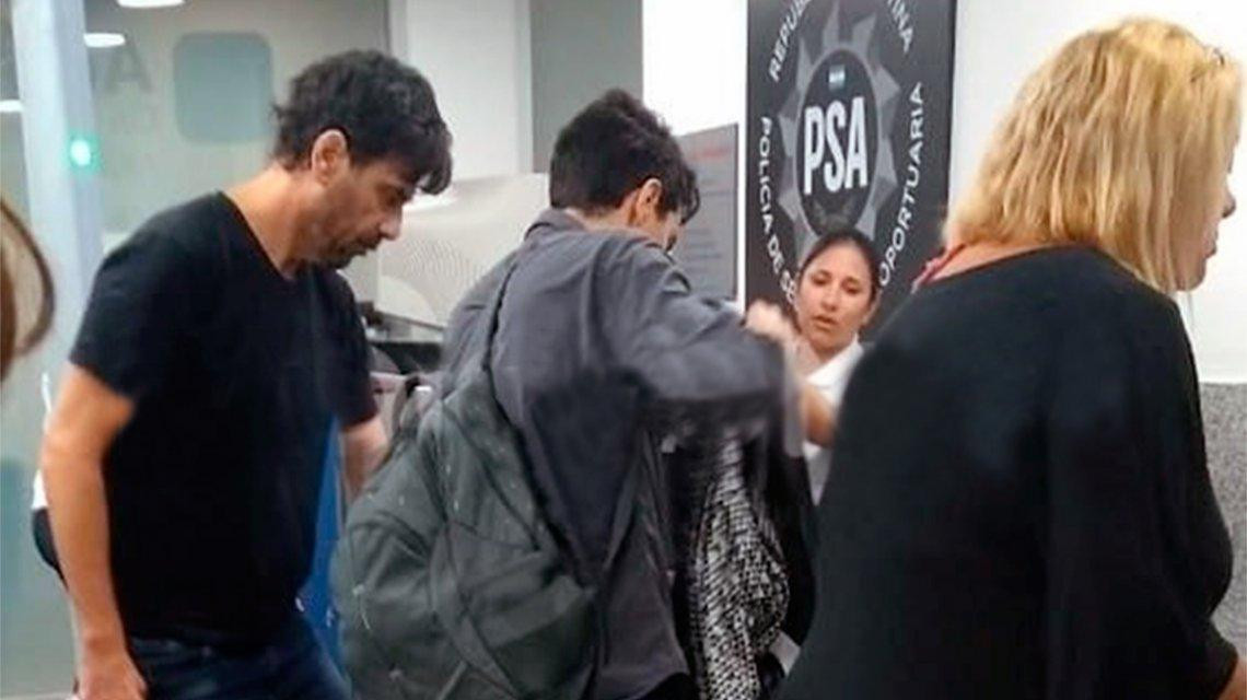 Juan Darthes en el aeropuerto para salir del país