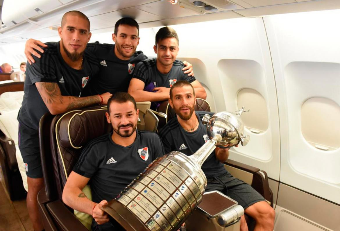 Llegada de River a Ezeiza con Copa Libertadores (Foto: Twitter River)	