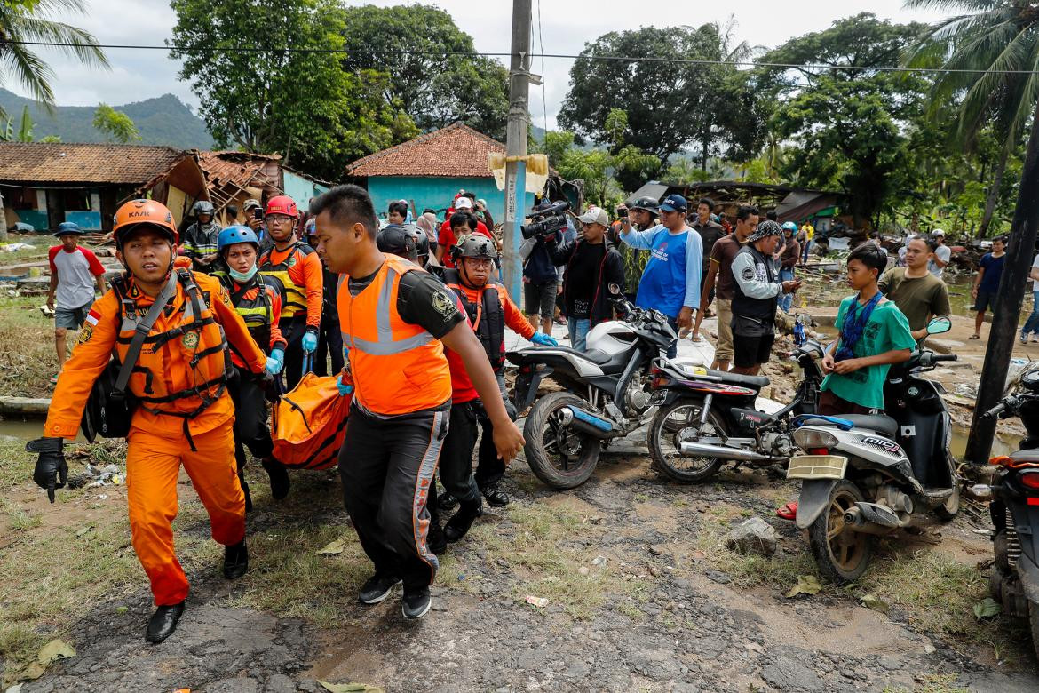 Tsunami trágico en Indonesia: búsqueda desesperada de sobrevivientes, Reuters