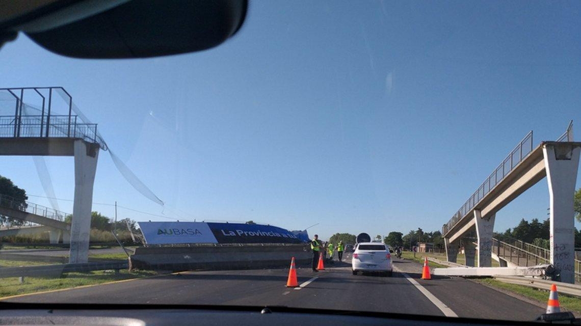 Derrumbe en puente peatonal en ruta 2 camino a Mar del Plata