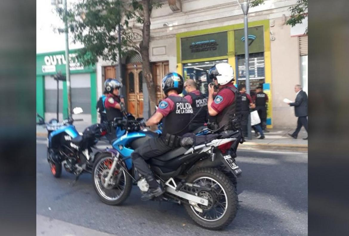 Asalto y rehenes en local de Balvanera