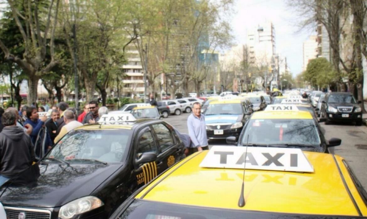 Protestas de taxis en Mar del Plata contra Uber (0223)