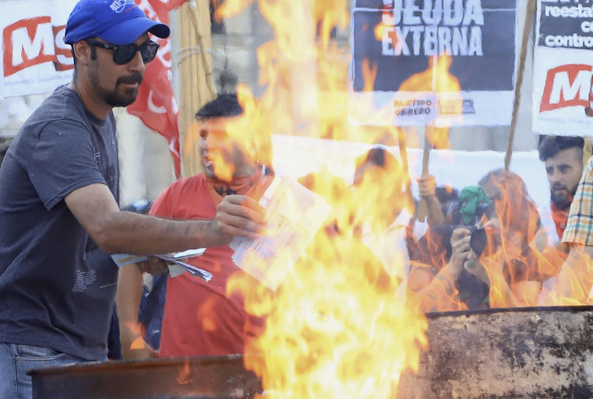 Quema de boletas en Plaza Congreso contra el aumento de tarifas, NA