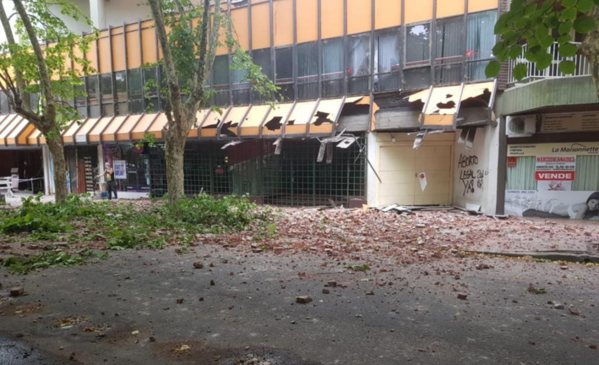 Derrumbe de fachada de un edificio del centro de Mar del Plata