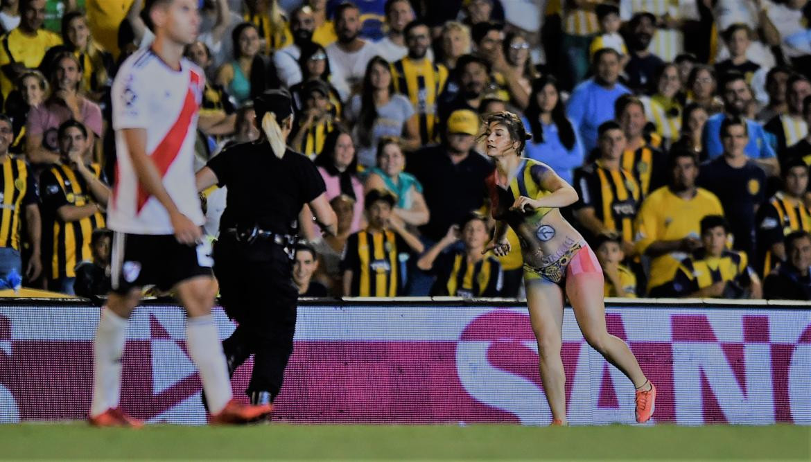 Topless de joven en partido de Rosario Central - River contra la violencia