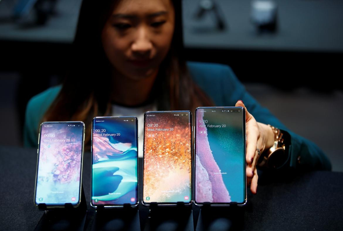 Samsung Galaxy Fold y Galaxy S10 (Reuters)