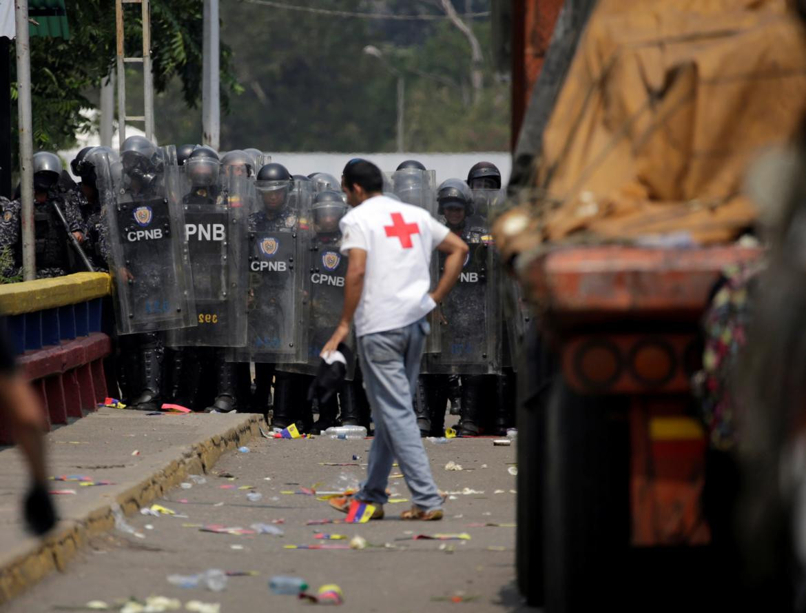 Incidentes y represión en la frontera de Venezuela por la ayuda humanitaria (Reuters)