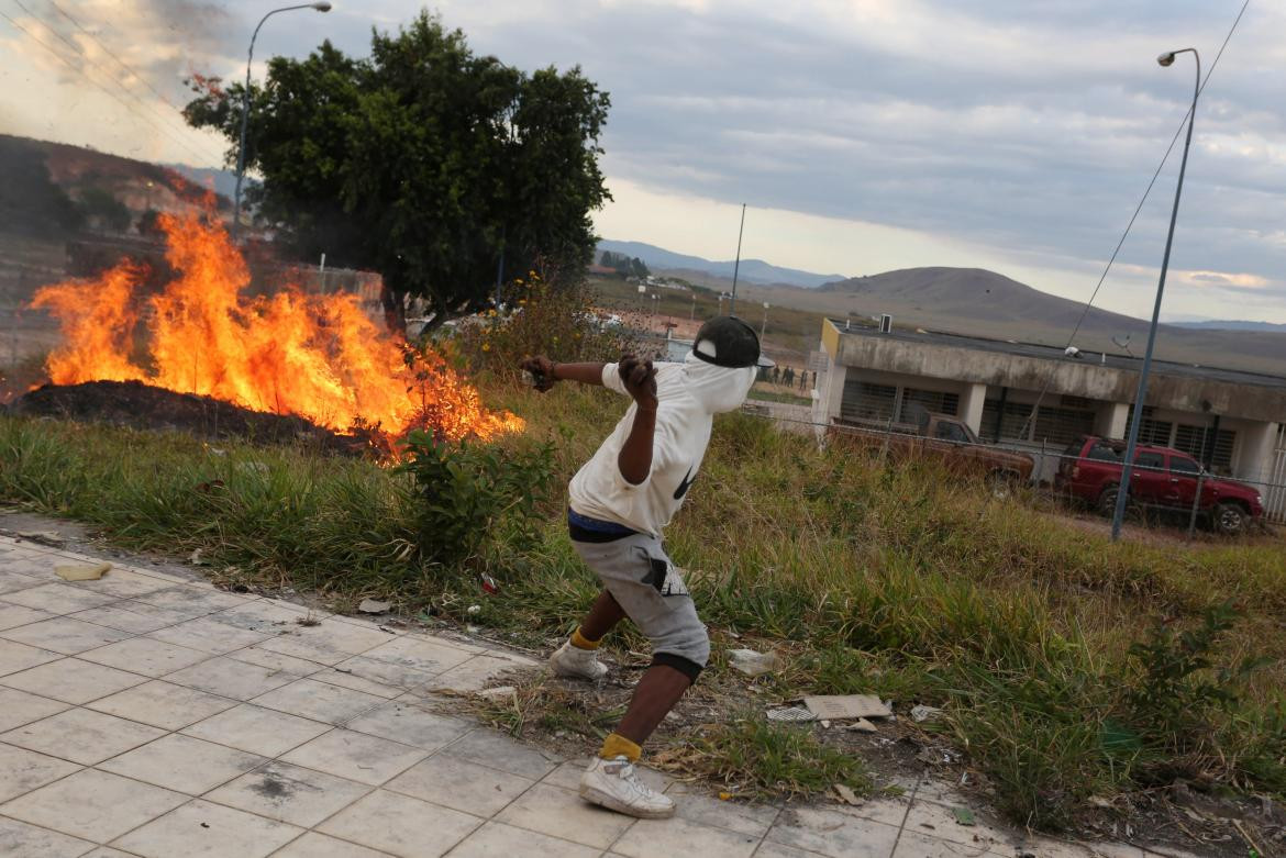 Incidentes y represión en la frontera de Venezuela por la ayuda humanitaria (Reuters)