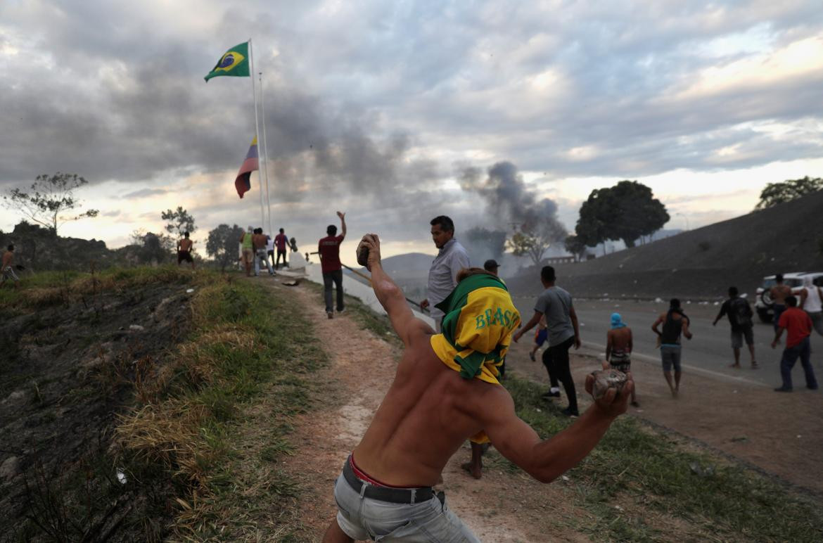 Incidentes y represión en la frontera de Venezuela por la ayuda humanitaria (Reuters)