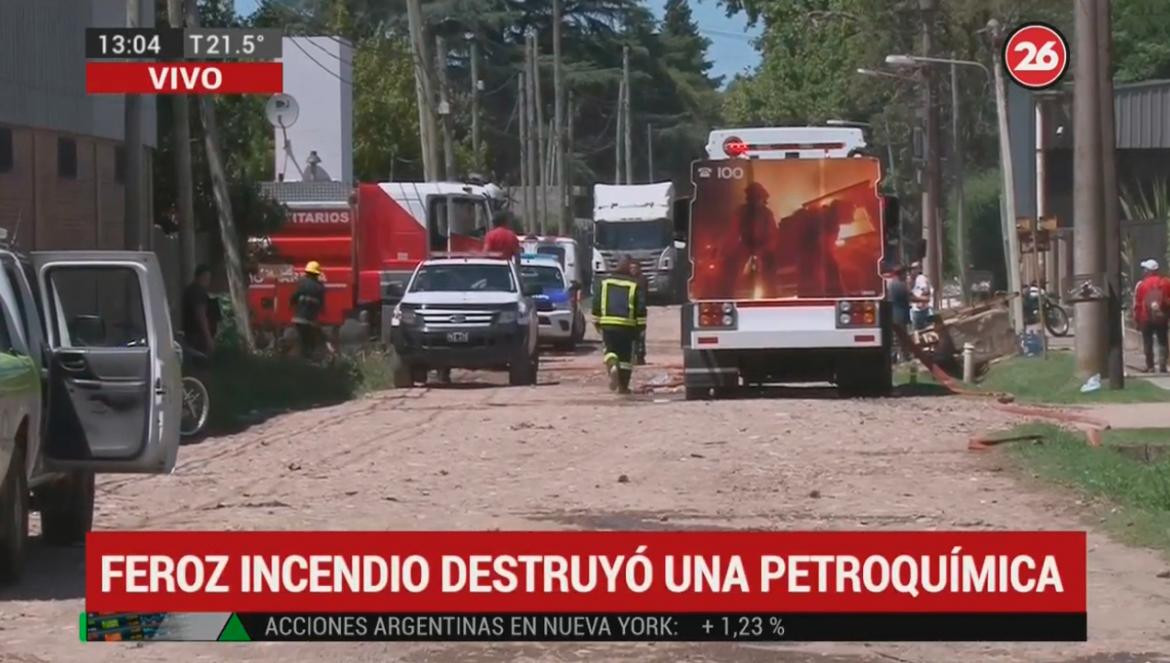 Feroz incendio destruyó un petroquímica, Florencio varela, Canal 26