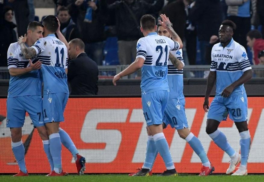 Festejo de la Lazio tras el triunfo ante la Roma