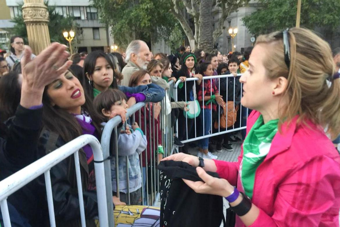 Marcha #8M - Mujeres pidiendo dinero para pagar sonido