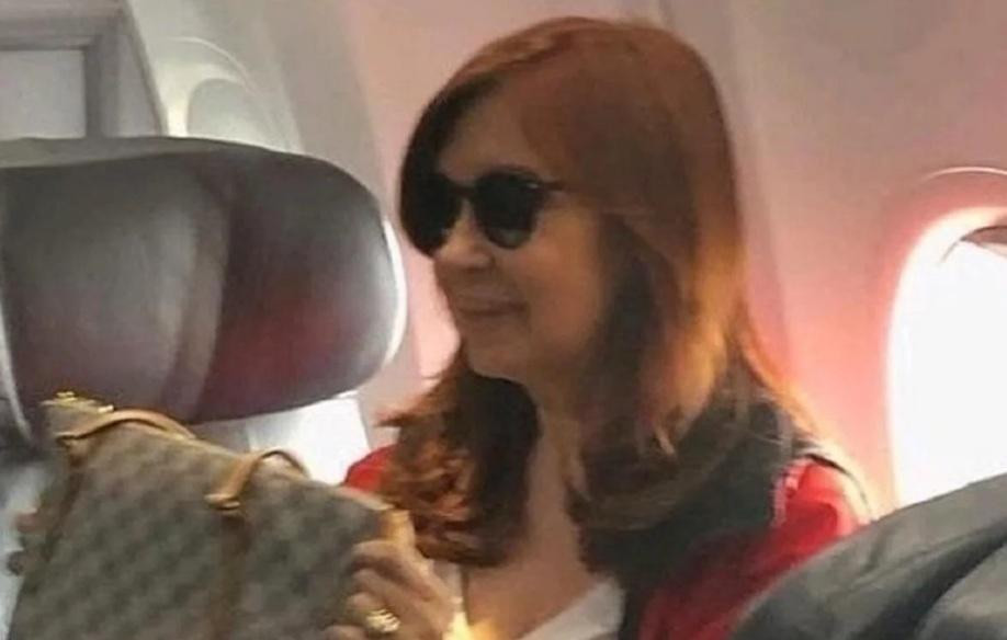 Cristina Kirchner en avión rumbo a Cuba para ver a su hija Florencia