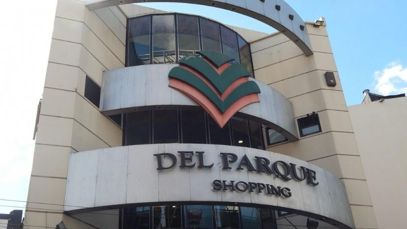 Del Parque Shopping  - cierre por crisis