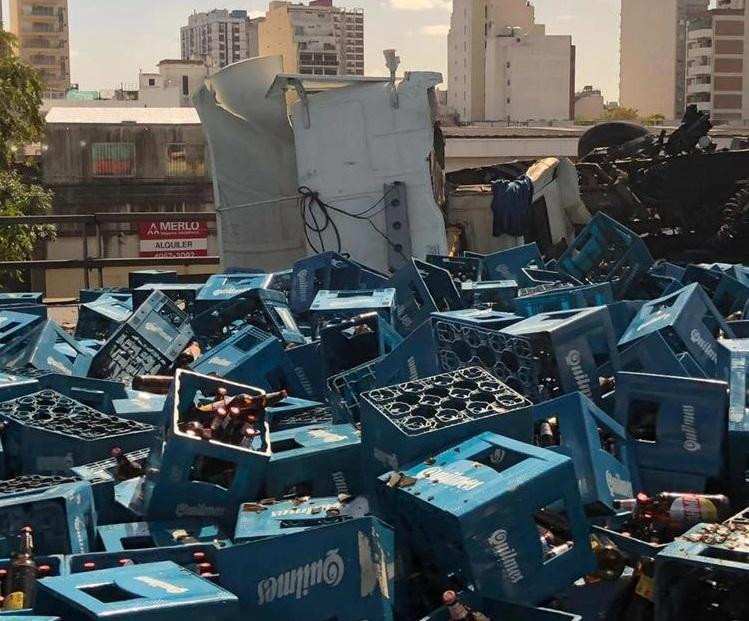 Vuelco de camión - choque autopista 25 de Mayo