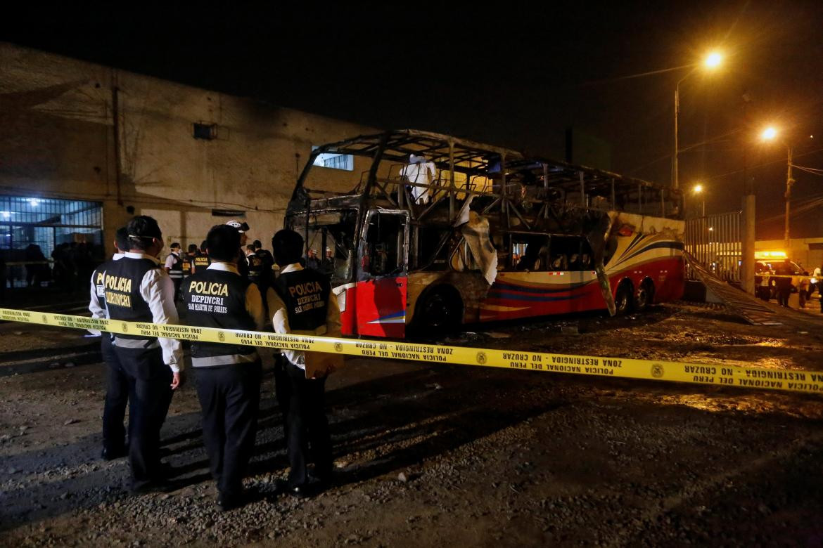 Incendio micro Lima - Reuters