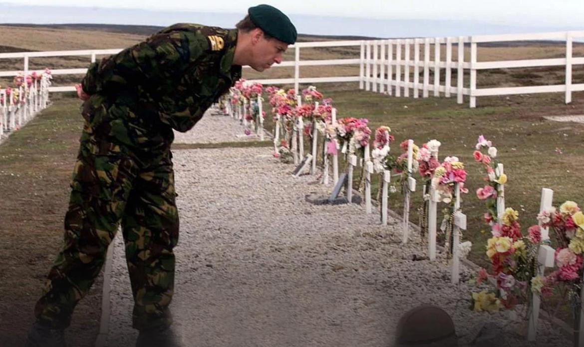 Malvinas: vio al Principe Andrés con casco de su padre, tras 17 años pide se lo devuelvan, Foto: TN