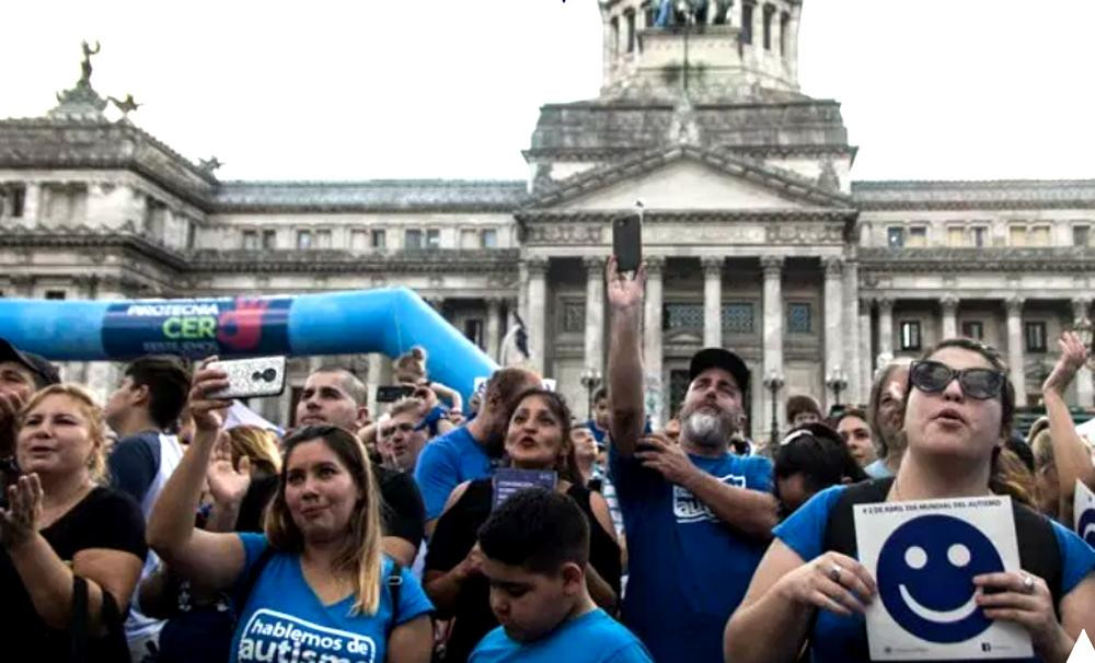 Autismo: miles de personas frente al Congreso para generar conciencia, foto: Twitter