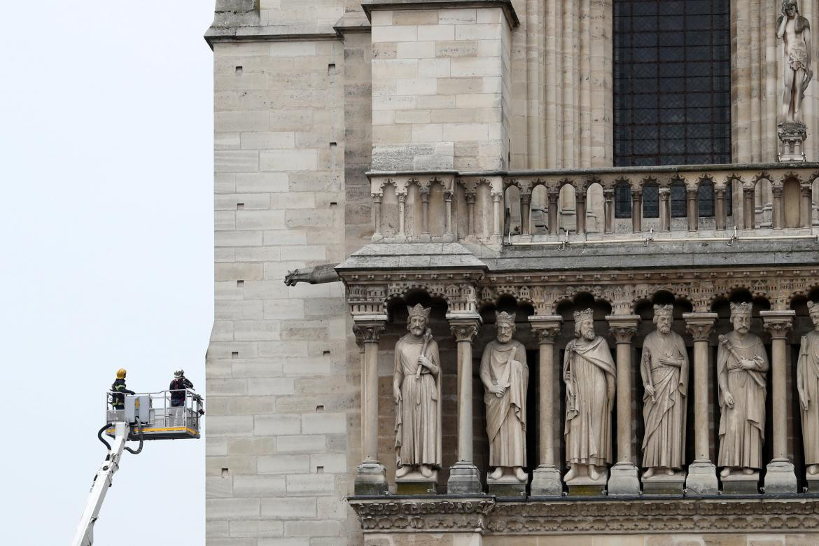 Fuego sofocado en Catedral de Notre Dame (Reuters)