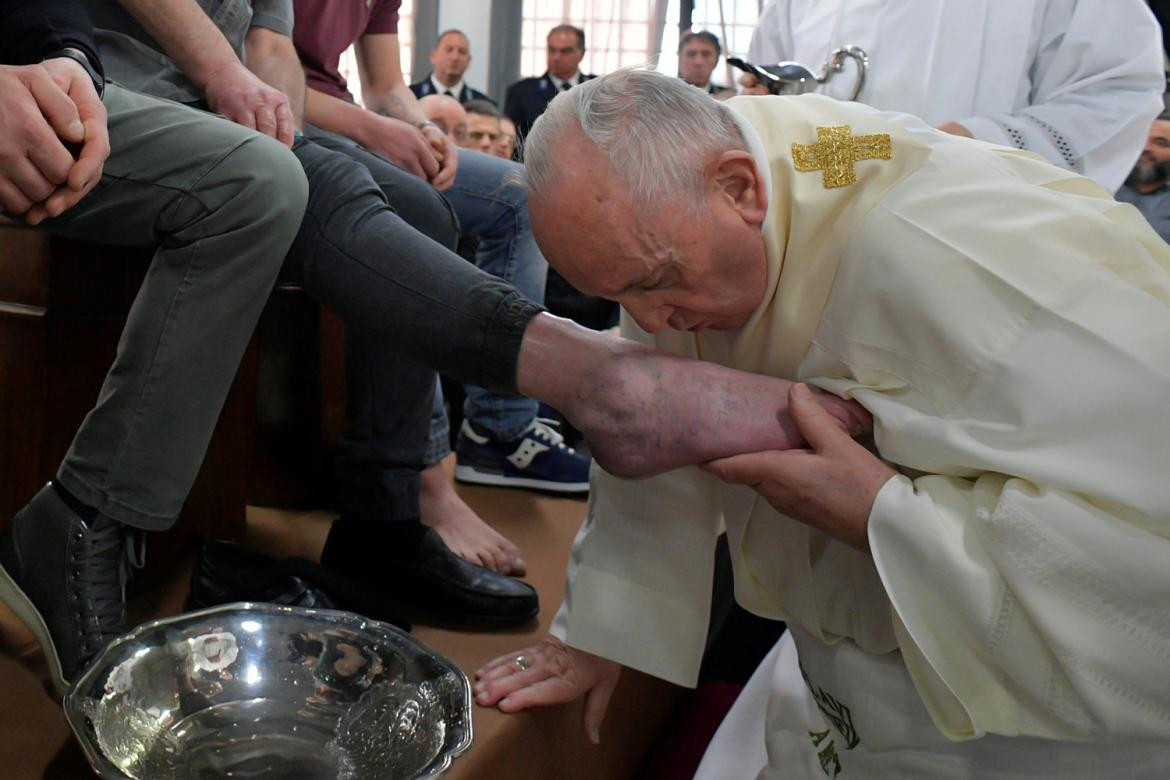 Jueves Santo: Papa Francisco lavó los pies a 12 presos en cárcel de Roma, Reuters