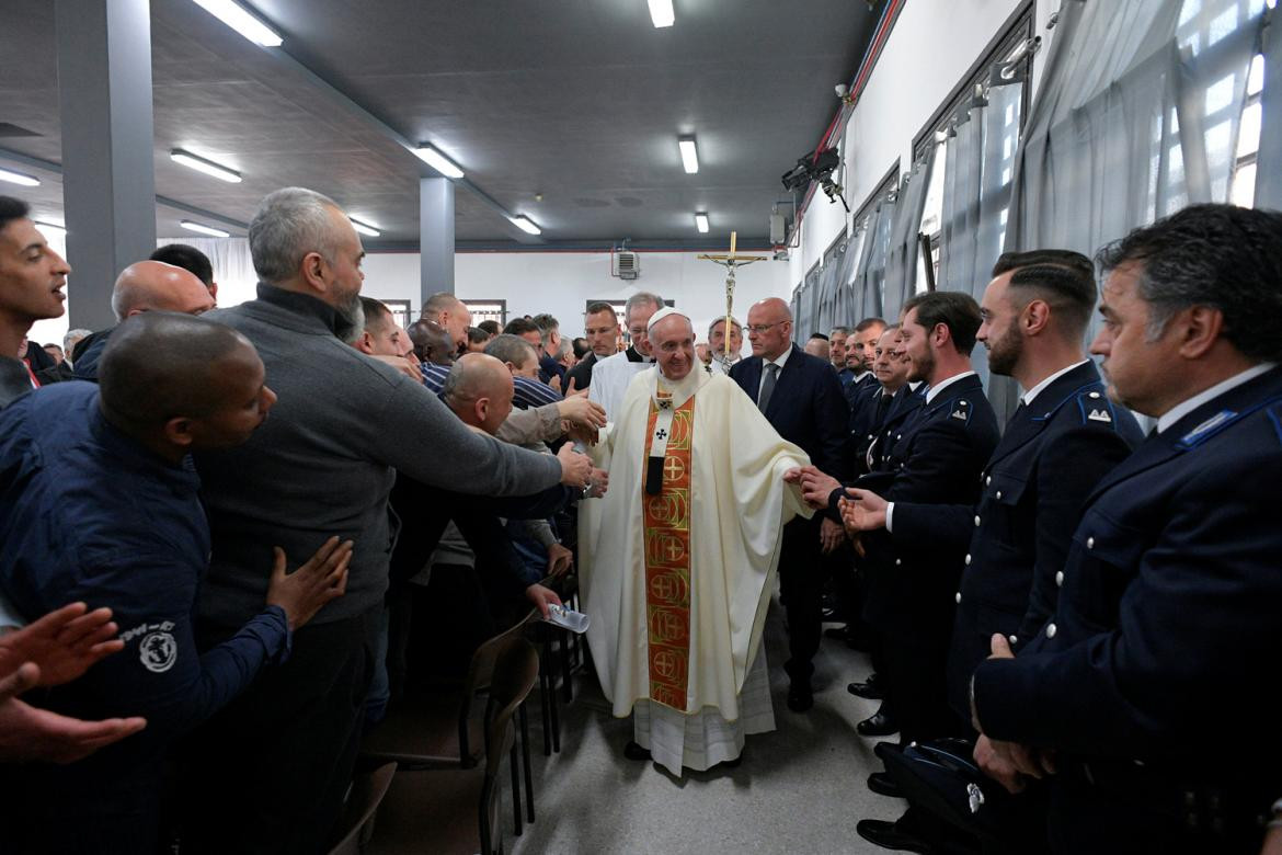 Jueves Santo: Papa Francisco lavó los pies a 12 presos en cárcel de Roma, Reuters