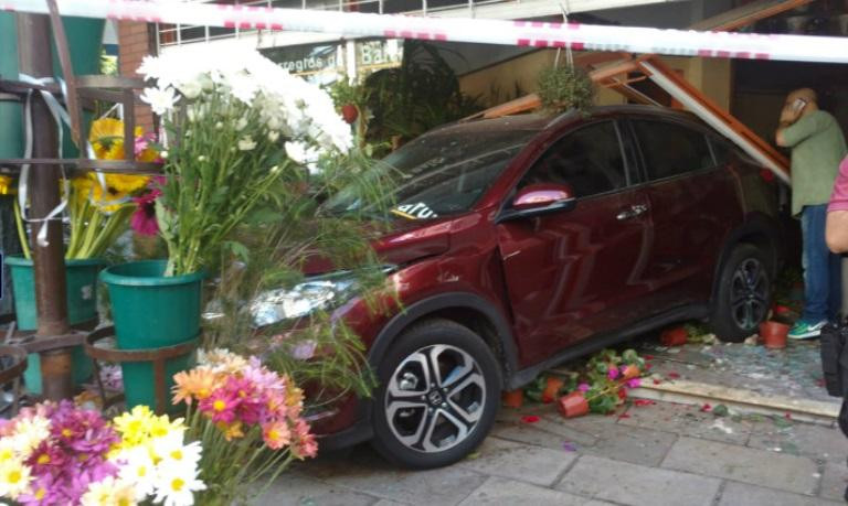 Auto se incrustó en florería, Recoleta