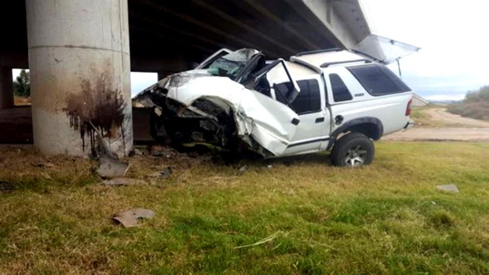 Hombre mató a esposa, a suegra a puñaladas y se suicidó chocando contra un puente	