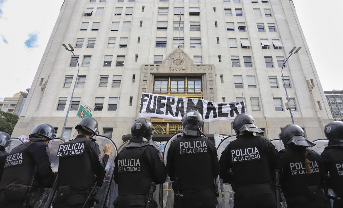 Tensión entre policías y manifestantes frente a Ministerio de Desarrollo Social, NA