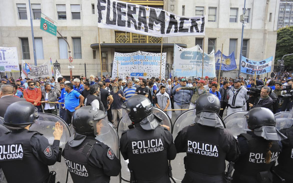 Tensión entre policías y manifestantes frente a Ministerio de Desarrollo Social, NA