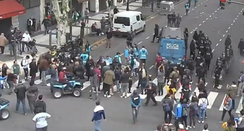 Paro contra el Gobierno - incidentes, detenciones y corridas en la Avenida 9 de Julio	