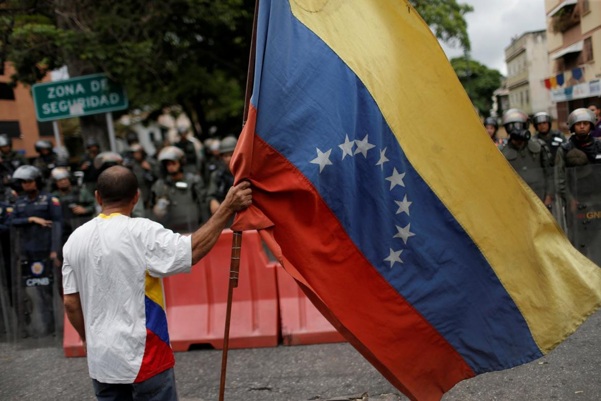 Venezuela, manifestantes solicitan a militares cesar apoyo a Maduro, Reuters