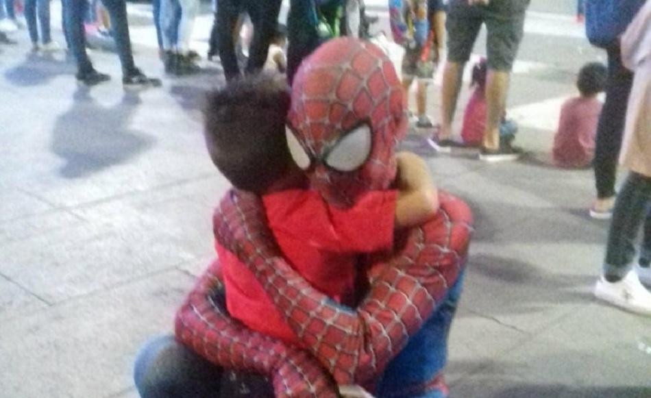 Spiderwest: el Hombre Araña de zona oeste que alegra a los chicos