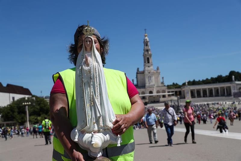 Miles de fieles conmemoran el 102 aniversario la aparición de la Virgen de Fátima