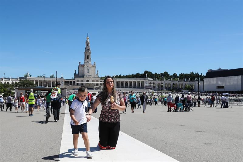 Miles de fieles conmemoran el 102 aniversario la aparición de la Virgen de Fátima