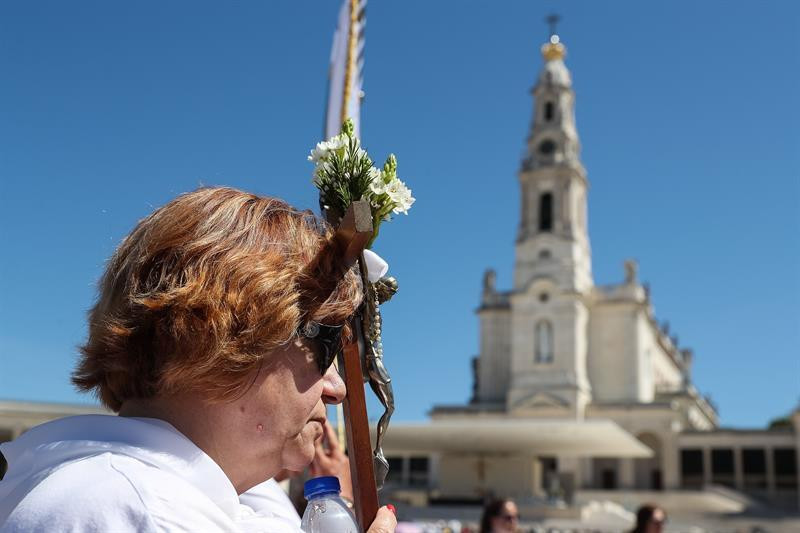 Miles de fieles conmemoran el 102 aniversario la aparición de la Virgen de Fátima