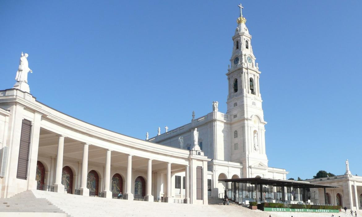 Miles de fieles conmemoran el 102 aniversario la aparición de la Virgen de Fátima