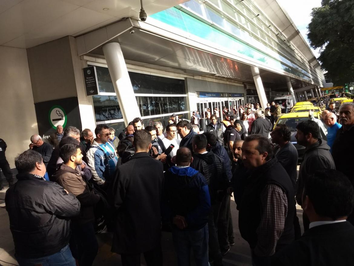 Protesta en Aeroparque de taxistas