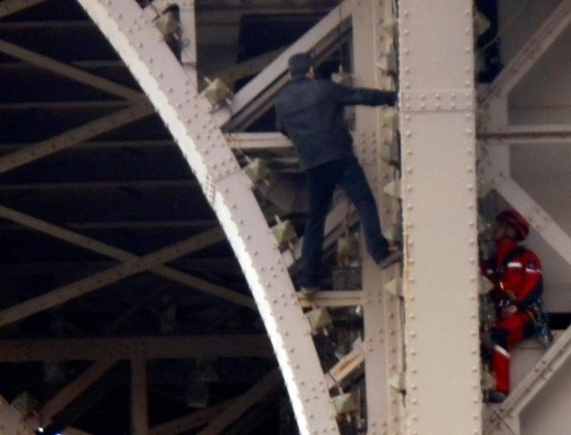 Hombre escala la Torre Eiffel - Reuters