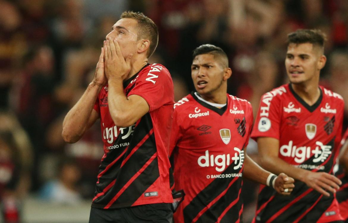 Festejo de Marco Ruben para Athletico Paranaense ante River en Recopa (Reuters)