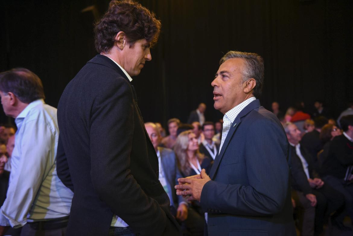 El presidente de la UCR, Alfredo Cornejo, dialoga con el diputado Martin Lousteau durante la convención UCR, NA