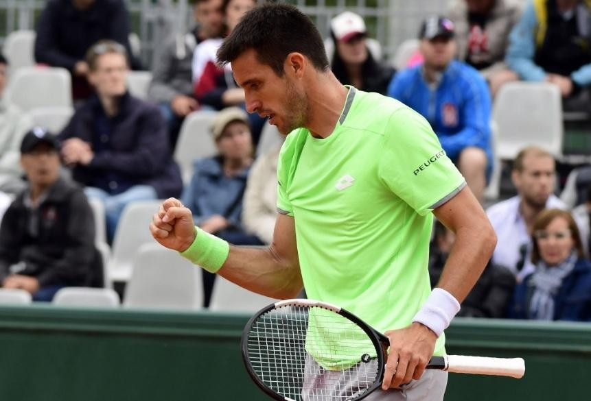 Festejo de Leo Mayer en Roland Garros