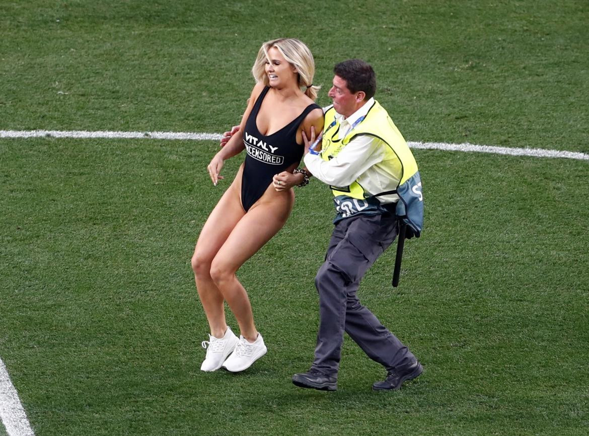 Mujer semidesnuda entró a la final de la Champions League (Reuters)