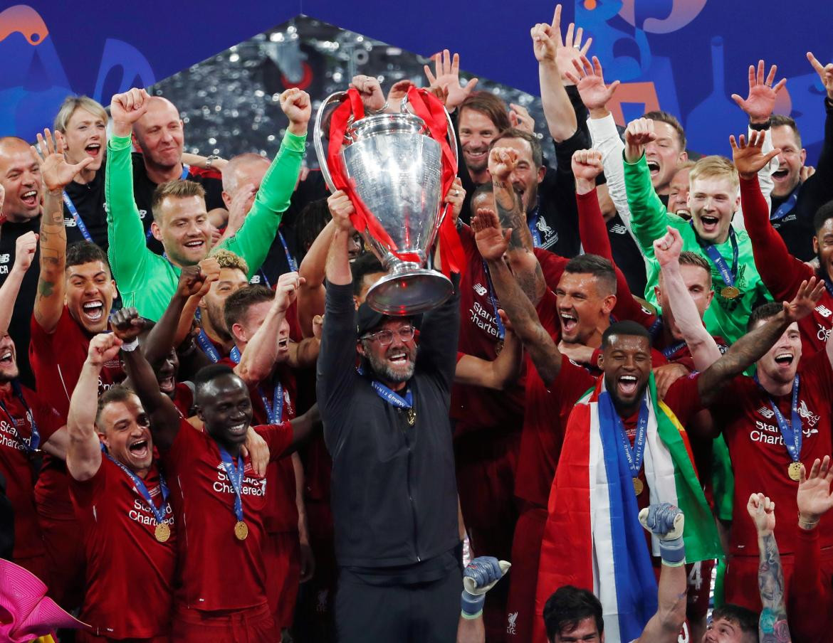 Jürgen Klopp, técnico del Liverpool, con la Champions League (Reuters)