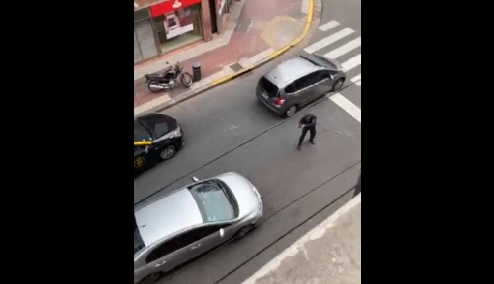 Policía se interpuso ante un auto con delincuentes para detenerlos