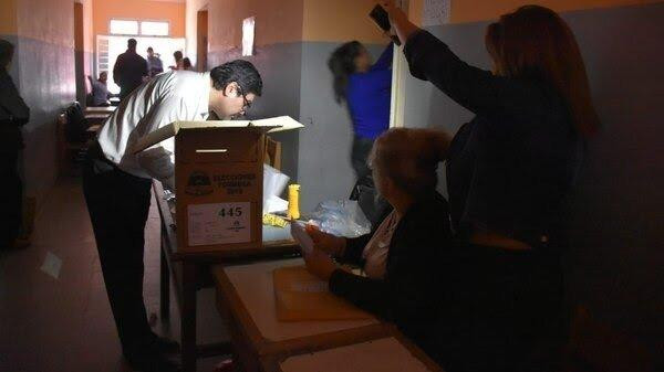 Elecciones 2019 - Voto en Formosa iluminado con un celular