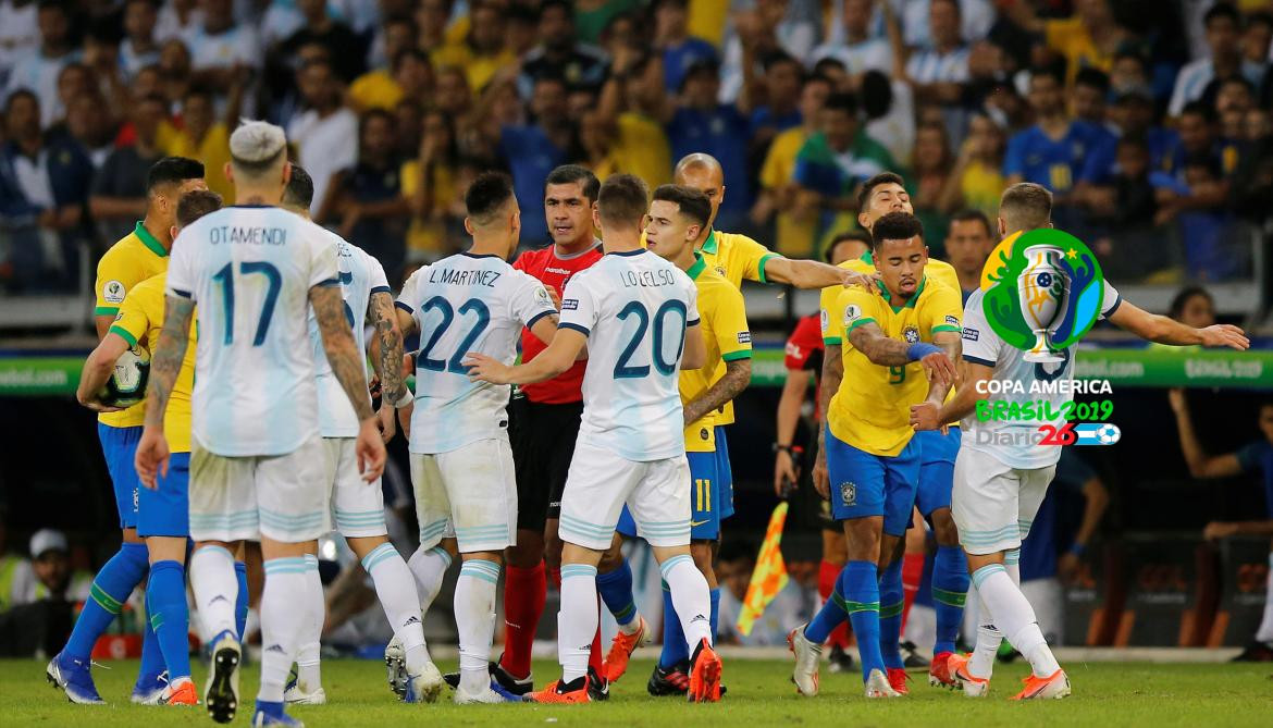 Polémico arbitraje de Zambrano en el duelo entre Argentina y Brasil por Copa América (Reuters)