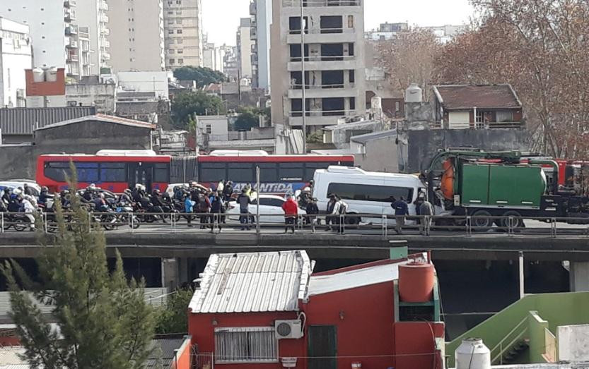 Accidente de camión y combi en la autopista 25 de mayo